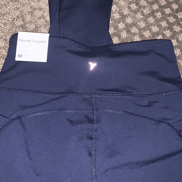 Nwt old navy elevate leggings with mesh down legs and 2 pockets - Picture 4 of 5